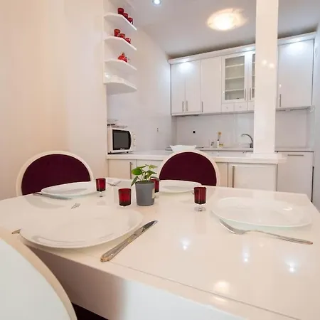 Purple - Cozy In Area Apartment