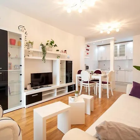 Purple - Cozy In Area Apartment *
